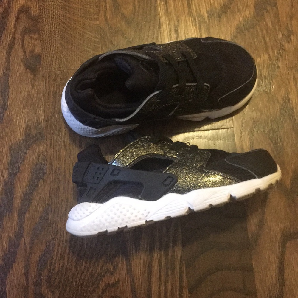 Nike air huarache black with gold